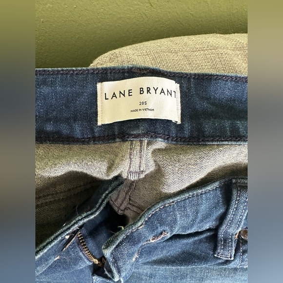 Lane Bryant High Rise Curvy Fit Straight Leg Short Jeans - Picture 3 of 4